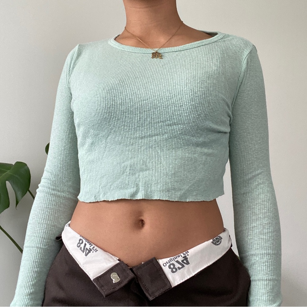 light green long sleeve crop top